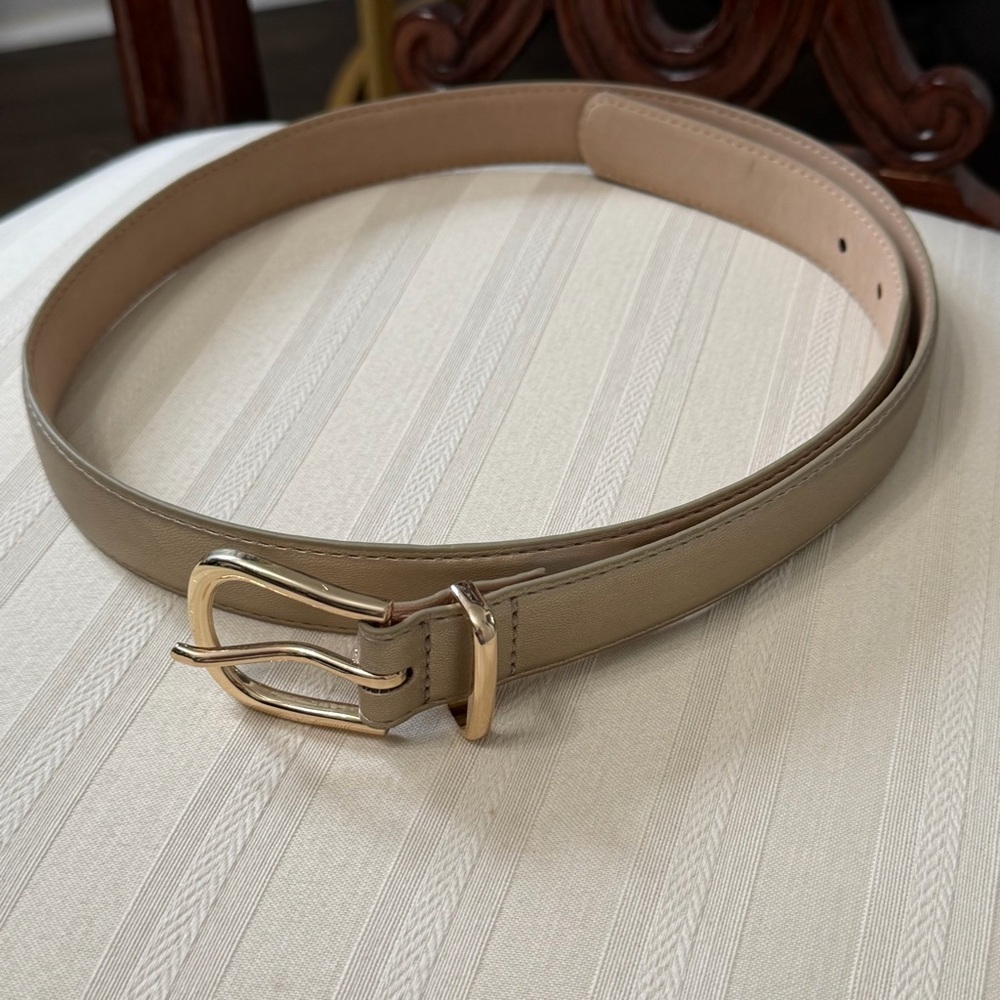 Gap gold Beige Belt with Gold Buckle medium vegan leather 
NWOT